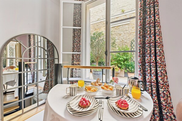 Dining - La Maison Kleber, Luxury APT Eiffel Champs-elysées (Paris)