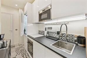 Jääkaappi, mikroaaltouuni, uuni, liesi