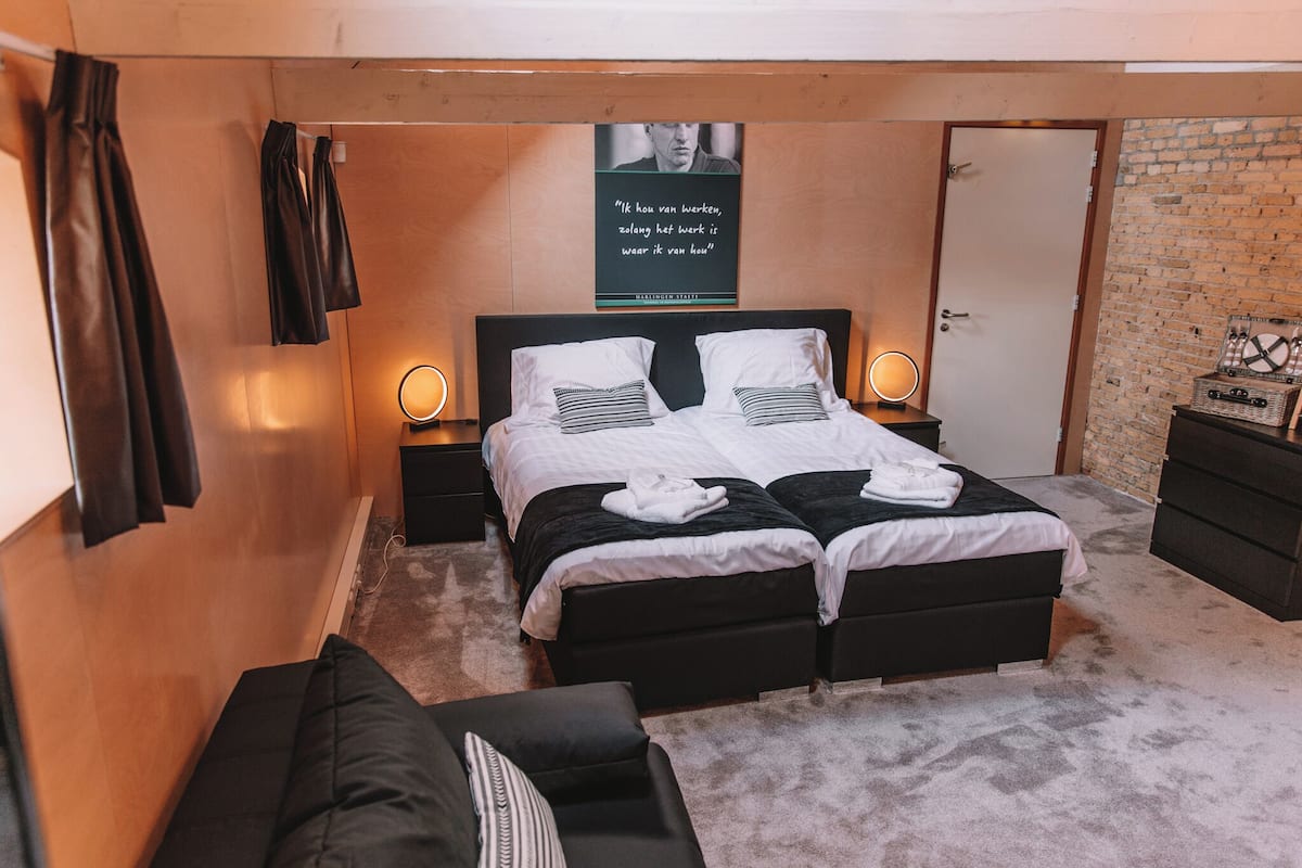 Suite Deluxe, letti multipli | 1 camera, con arredamento individuale, una scrivania, postazione laptop