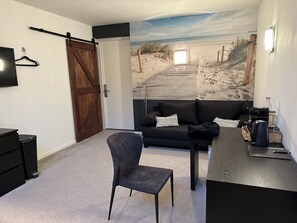 Firemannsrom – deluxe | Individuelt innredet, skrivebord, skrivebord for bærbar PC og lydisolert