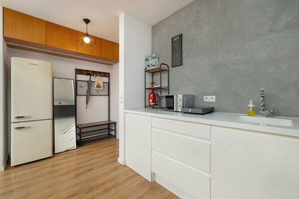 Microwave, dishwasher, cookware/dishes/utensils