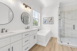 Badekar, hårføner og håndklær