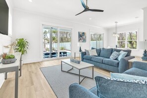 Téléviseur, table de baby-foot, table de ping-pong, livres