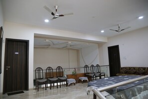 Living area - Maninder Home Stay (Indore)