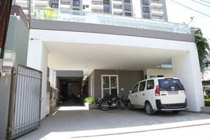 Free self-parking - Maninder Home Stay (Indore)