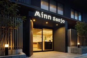 The exterior of a building with a sign that reads "Minn Sanjo." - Minn Gion Sanjo (Kyoto)