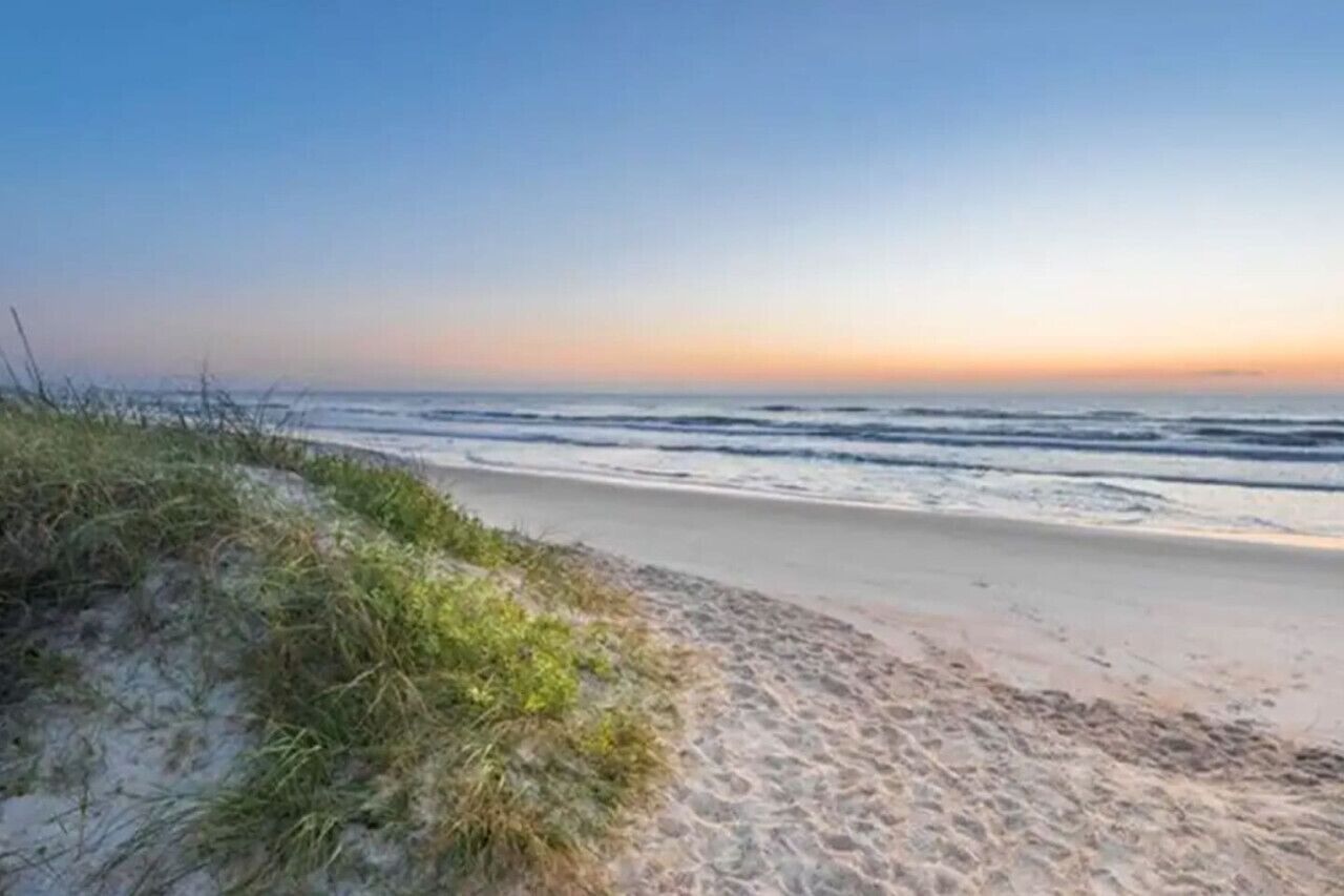 Nær stranden, solsenger og strandhåndklær