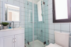 Business Apartment | Bathroom | Shower, towels - Rothschild Boulevard Prime location 1Bd (Tel Aviv)