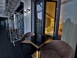 Caja de seguridad en la habitación y escritorio 