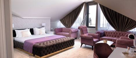 Queen room with Balcony and Jacuzzi | Living area