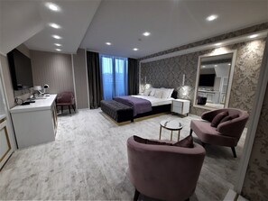 Deluxe Room with Balcony | Zimmersafe, Schreibtisch, laptopgeeigneter Arbeitsplatz