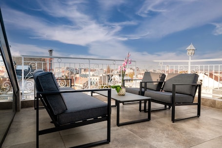 Queen room with Balcony and Jacuzzi | City view