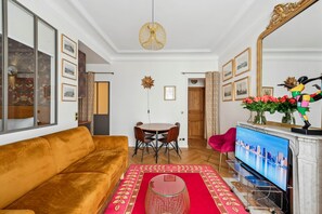 TV - Etoile Apartment (G1) – Luxury Two-Bedroom (Paris)