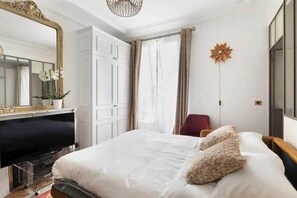 2 عدّة غرف  نوم ومكواة/لوح كي وواي فاي وملاءات أسرّة