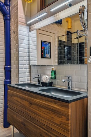 Hair dryer, towels - Etoile Apartment (G1) – Luxury Two-Bedroom (Paris)