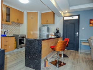 Kjøleskap, mikrobølgeovn, ovn og kokeplater