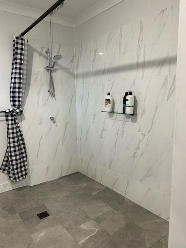 Clermont guest house (family and pet friendly)