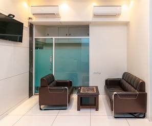 Lobby sitting area - Treebo Laaiba Residency (Mumbai)