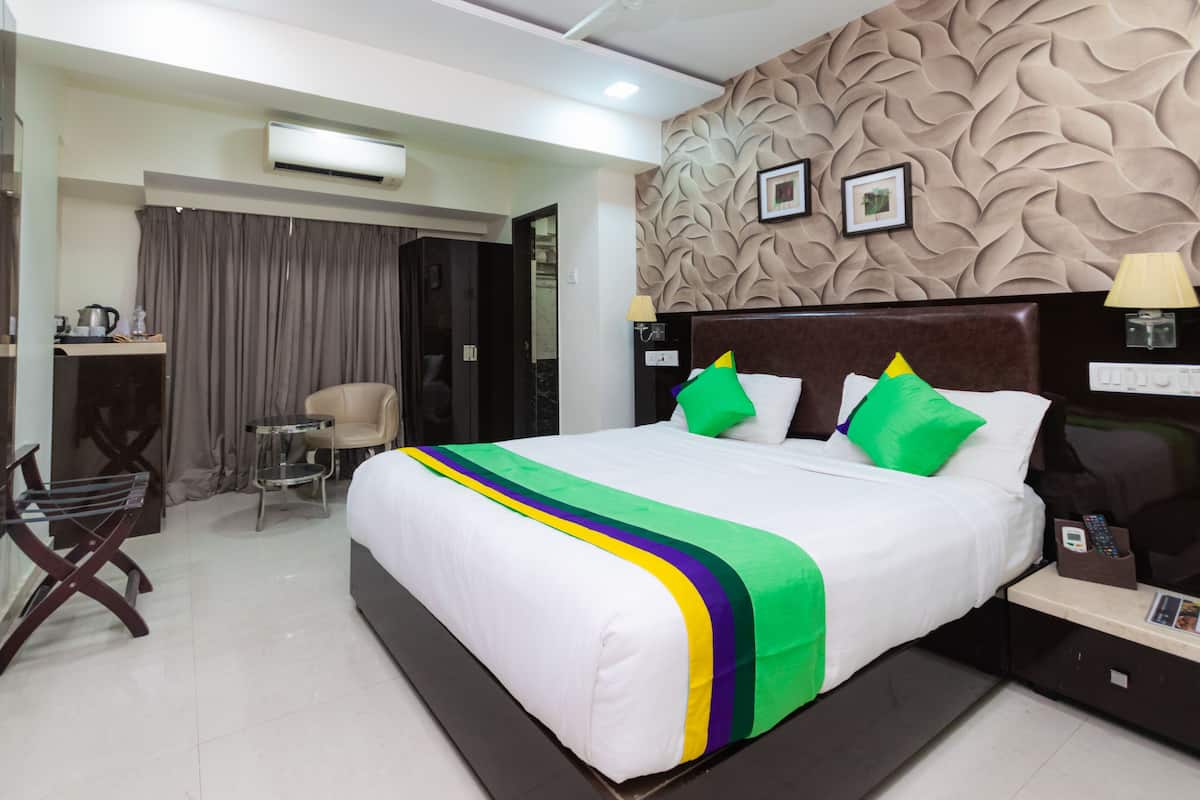 Deluxe Room | In-room safe, desk, iron/ironing board, bed sheets