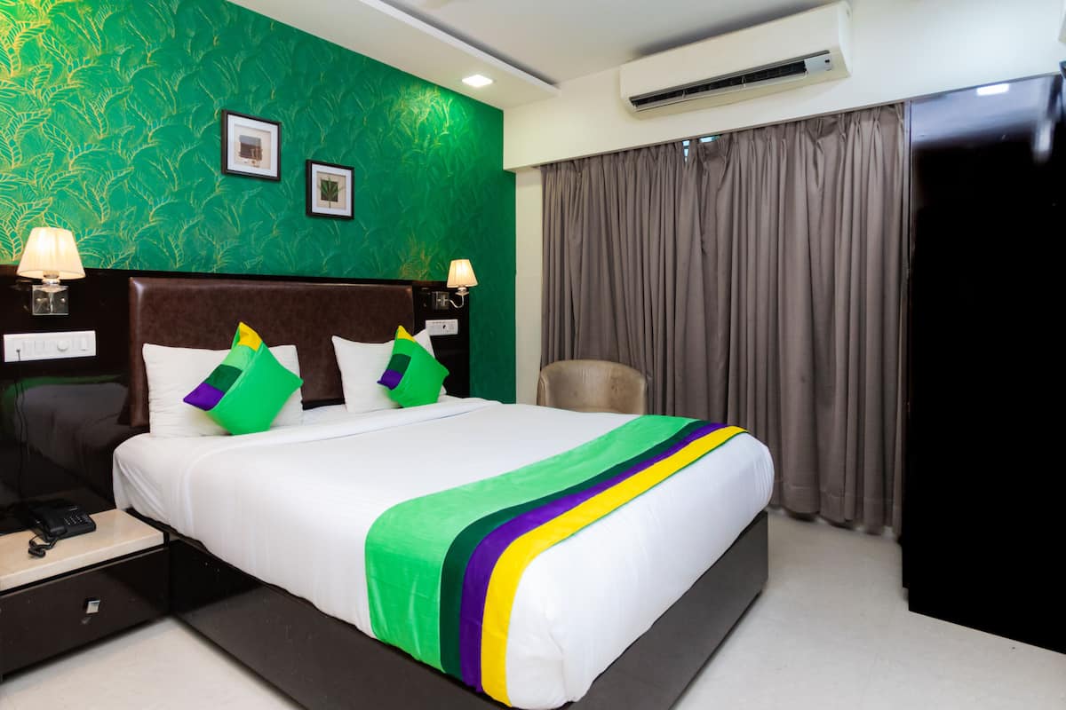 Standard Room | In-room safe, desk, iron/ironing board, bed sheets
