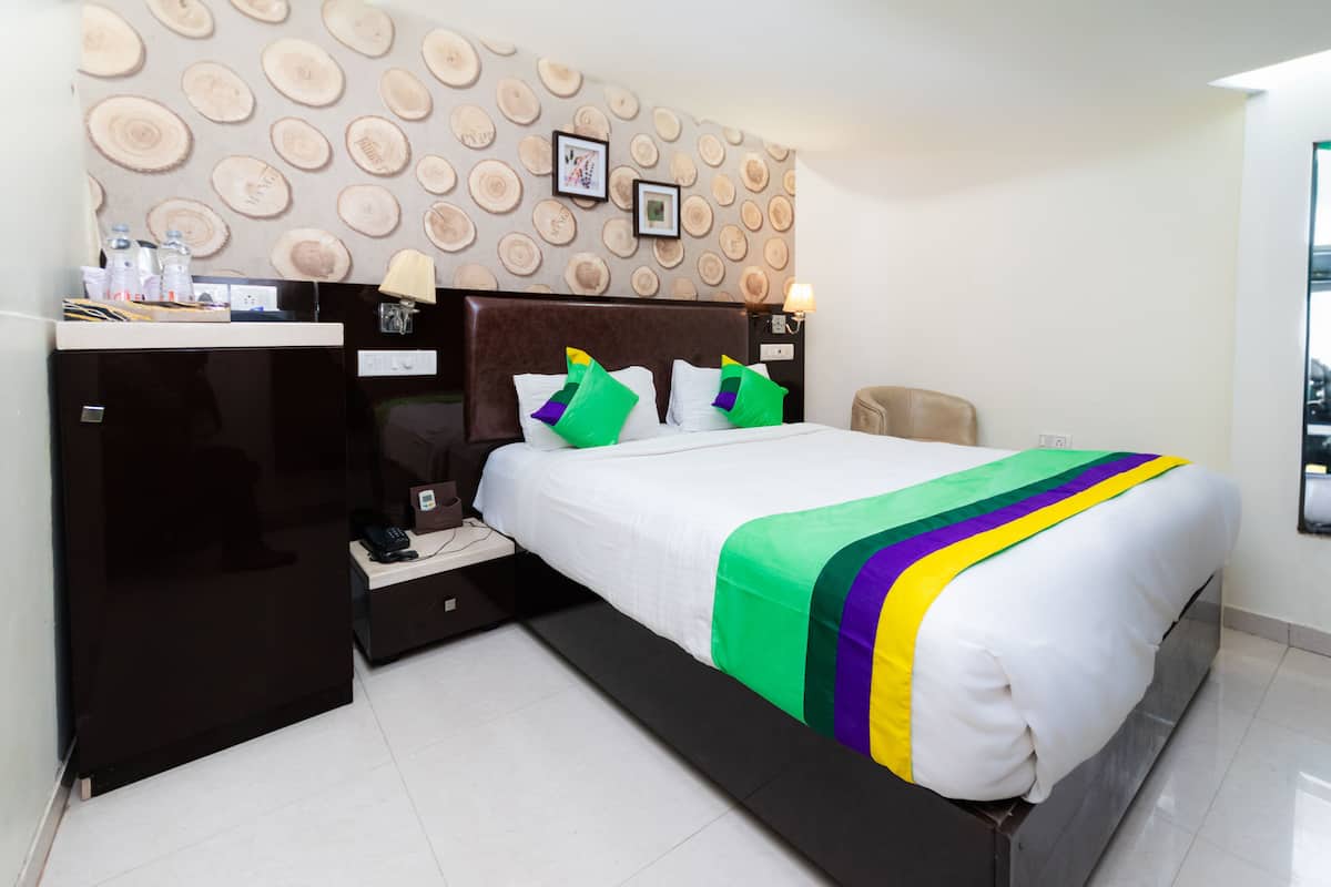 Economy Room | In-room safe, desk, iron/ironing board, bed sheets