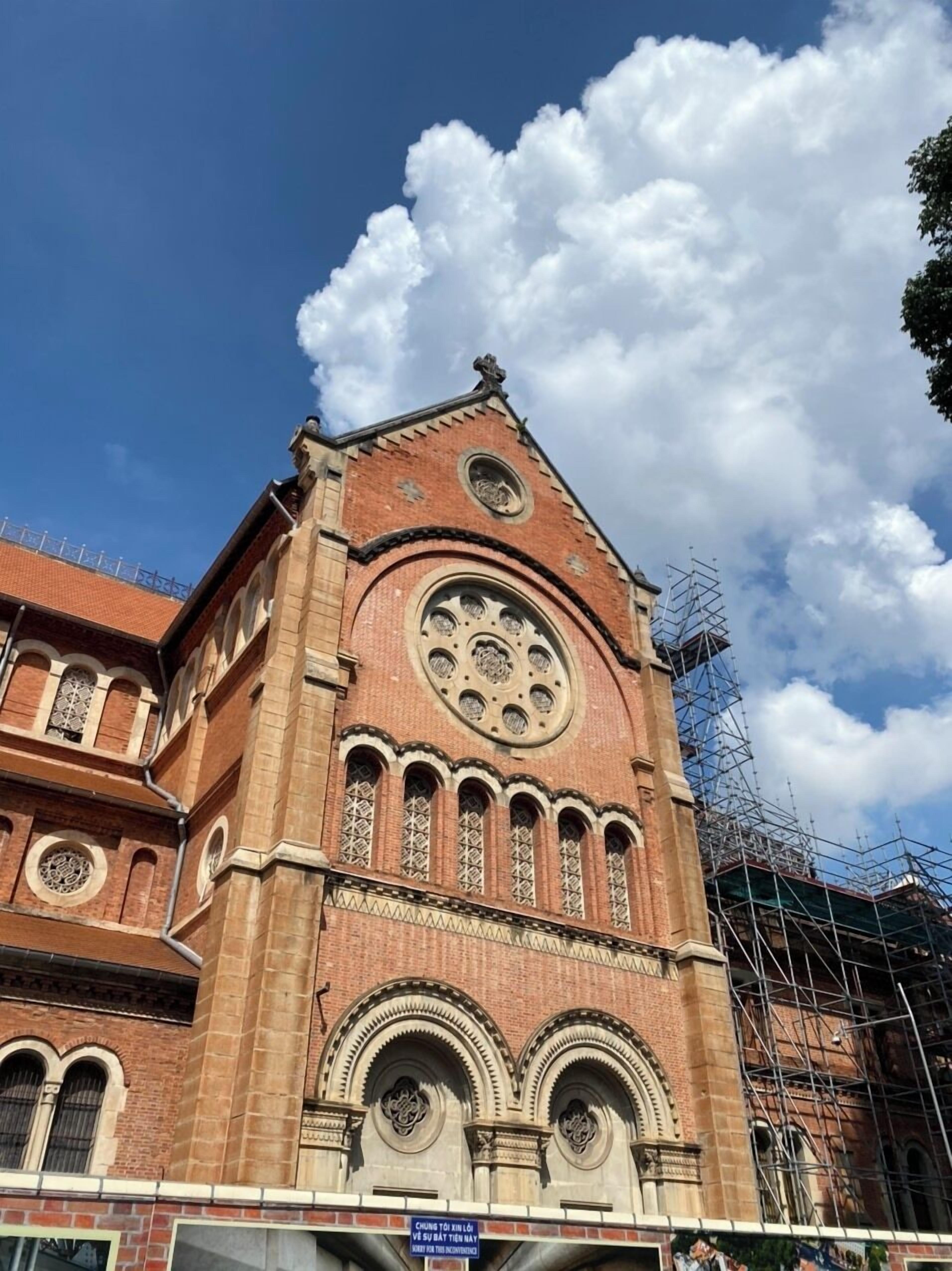 Un edificio histórico con una imponente torre de reloj y ventanas arqueadas.