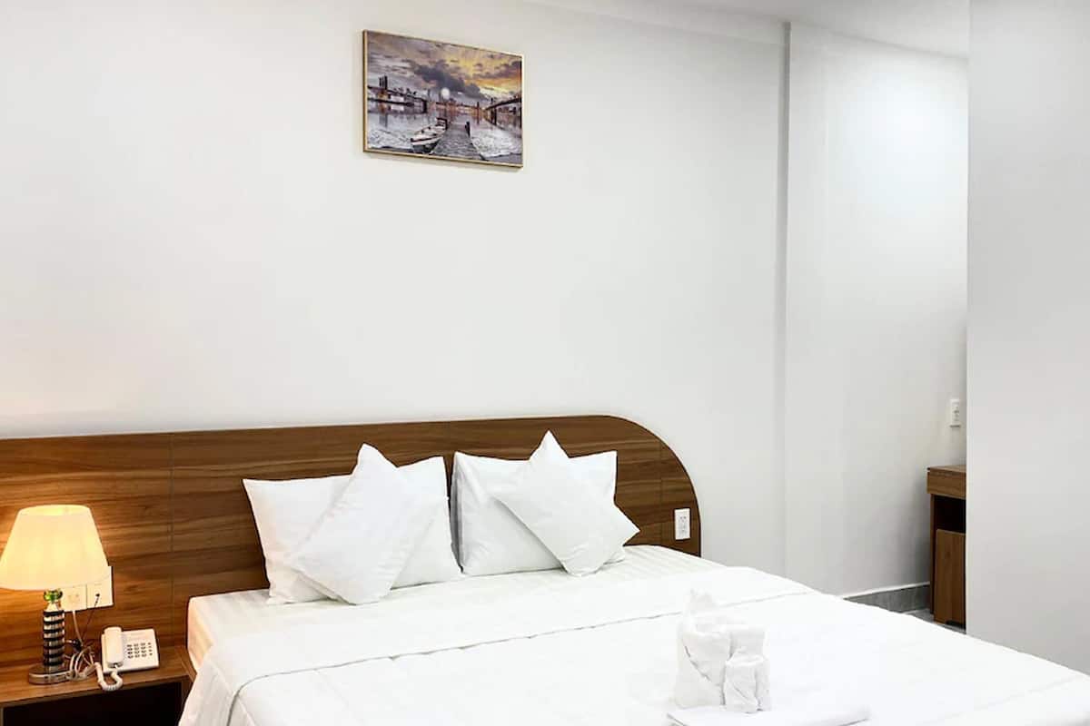 Standard Room, 1 King Bed | 1 bedroom, minibar, in-room safe, individually decorated