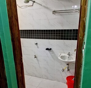 Douche, serviettes fournies, savon, papier toilette
