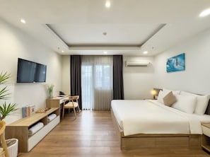 Estudio superior, balcón | Caja de seguridad en la habitación, escritorio y insonorización