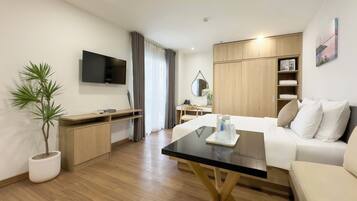 Deluxe studio, balkon | Een kluis op de kamer, een bureau, geluiddichte muren