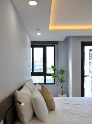 Premier Studio | Premium bedding, in-room safe, desk, soundproofing - Cityhouse - LightHouse SG (Ho Chi Minh City)