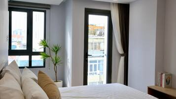 Premier Studio | Premium bedding, in-room safe, desk, soundproofing