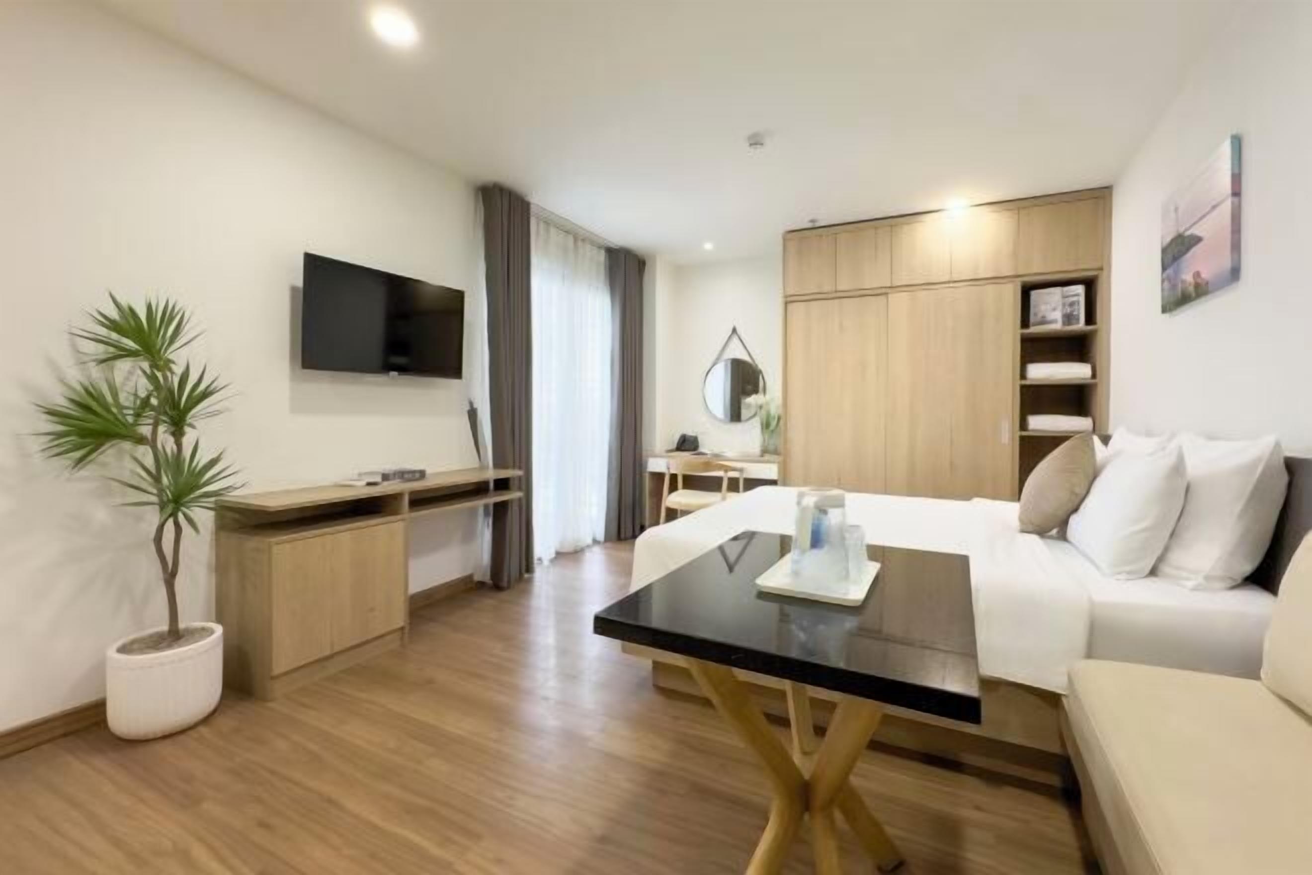 Premium bedding, in-room safe, desk, soundproofing