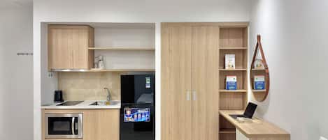Studio, Ground Floor | Private kitchen | Fridge