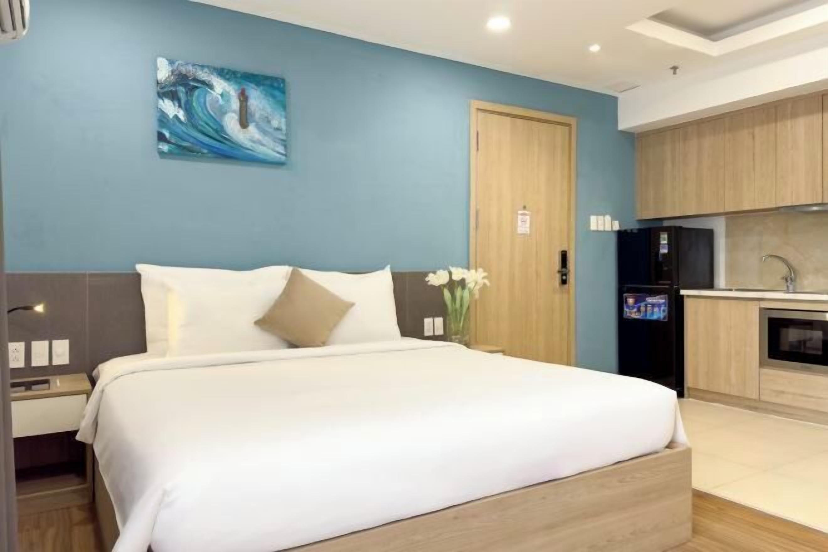 Premium bedding, in-room safe, desk, soundproofing