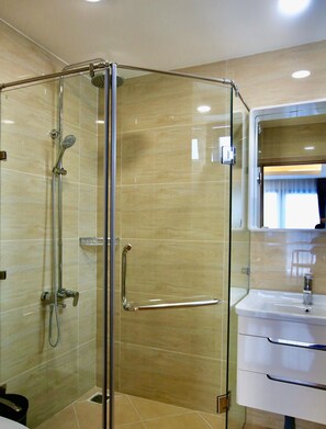 Shower, free toiletries, hair dryer, slippers - Cityhouse - LightHouse SG (Ho Chi Minh City)