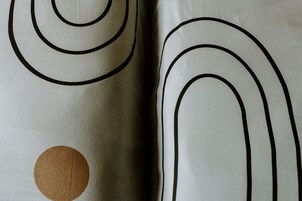 Un almohada con un diseño geométrico.