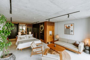 Minibar, escritorio, espacio para trabajar con laptop y cunas gratuitas