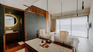 Ett modernt hotellrum med ett badrum i marmor, trädetaljer, ett stort fönster och en minimalistisk design.