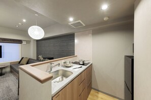 Refrigerador, microondas, placa de cocina, tetera/pava eléctrica