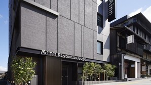 Un edificio moderno con un letrero que dice "Minn Kiyomizu Gojo".