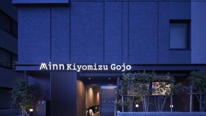 Fassade der Unterkunft – Abend/Nacht