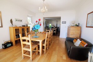 32-inch Smart TV with cable channels, fireplace - The Retreat - 5 Bedroom House - Horton (Swansea)