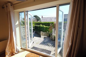 32-inch Smart TV with cable channels, fireplace - The Retreat - 5 Bedroom House - Horton (Swansea)