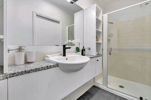 Hair dryer - Princess Wharf w/ Balcony (Auckland)