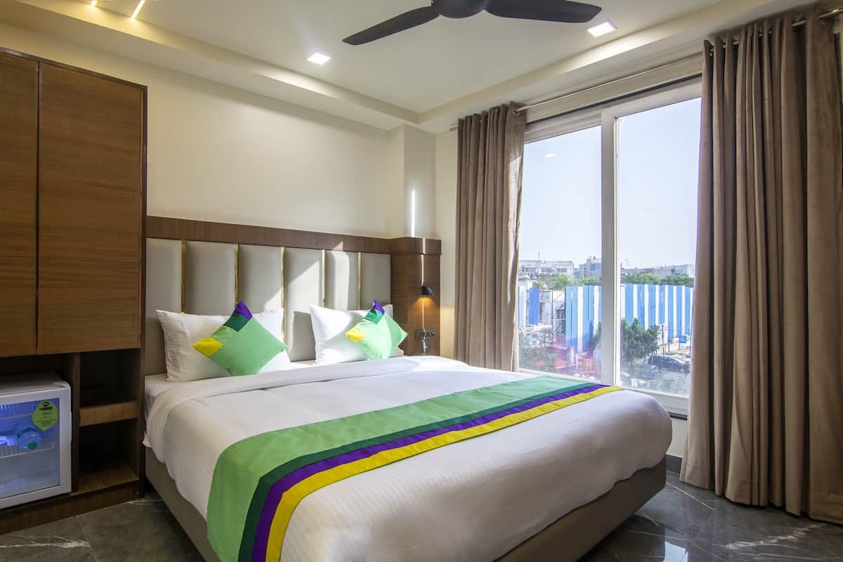 Standard Room | In-room safe, desk, iron/ironing board, bed sheets