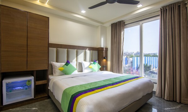 Standard Room | In-room safe, desk, iron/ironing board, bed sheets - Treebo Royal Comfort (New Delhi)