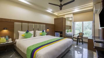 Deluxe Room | In-room safe, desk, iron/ironing board, bed sheets