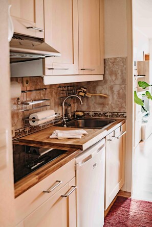 Kühlschrank, Mikrowelle, Herdplatte, Wasserkocher mit Kaffee-/Teezubehör