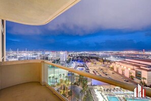 Property grounds - MGM Signature 15-620 1BR w/ Amazing Balcony Views (Las Vegas)